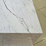 white-surface-unique-veining
